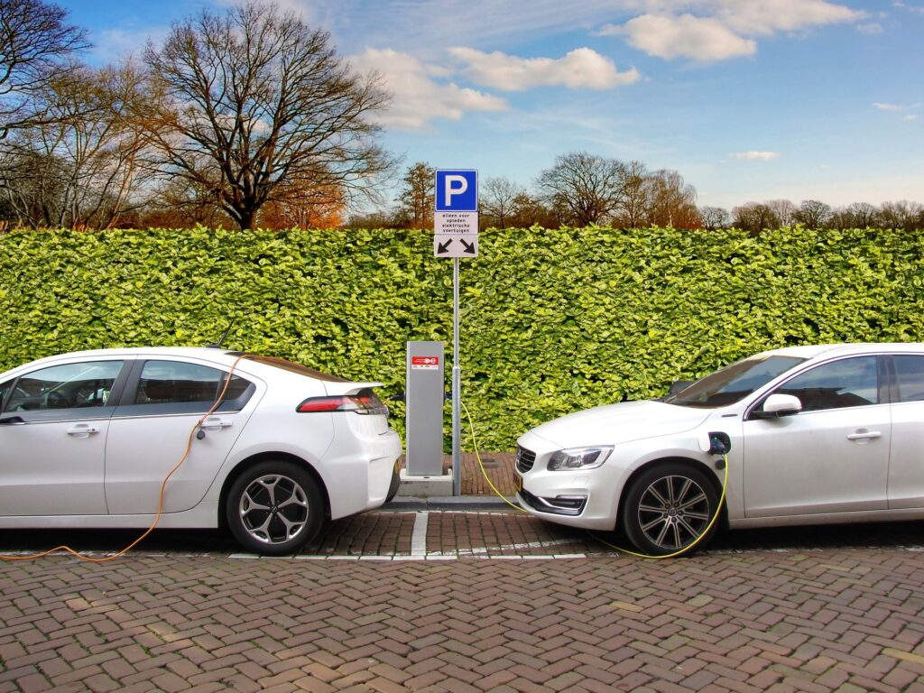 Choosing a fuel-efficient car; https://pixabay.com/photos/electric-car-hybrid-car-charging-2783573/